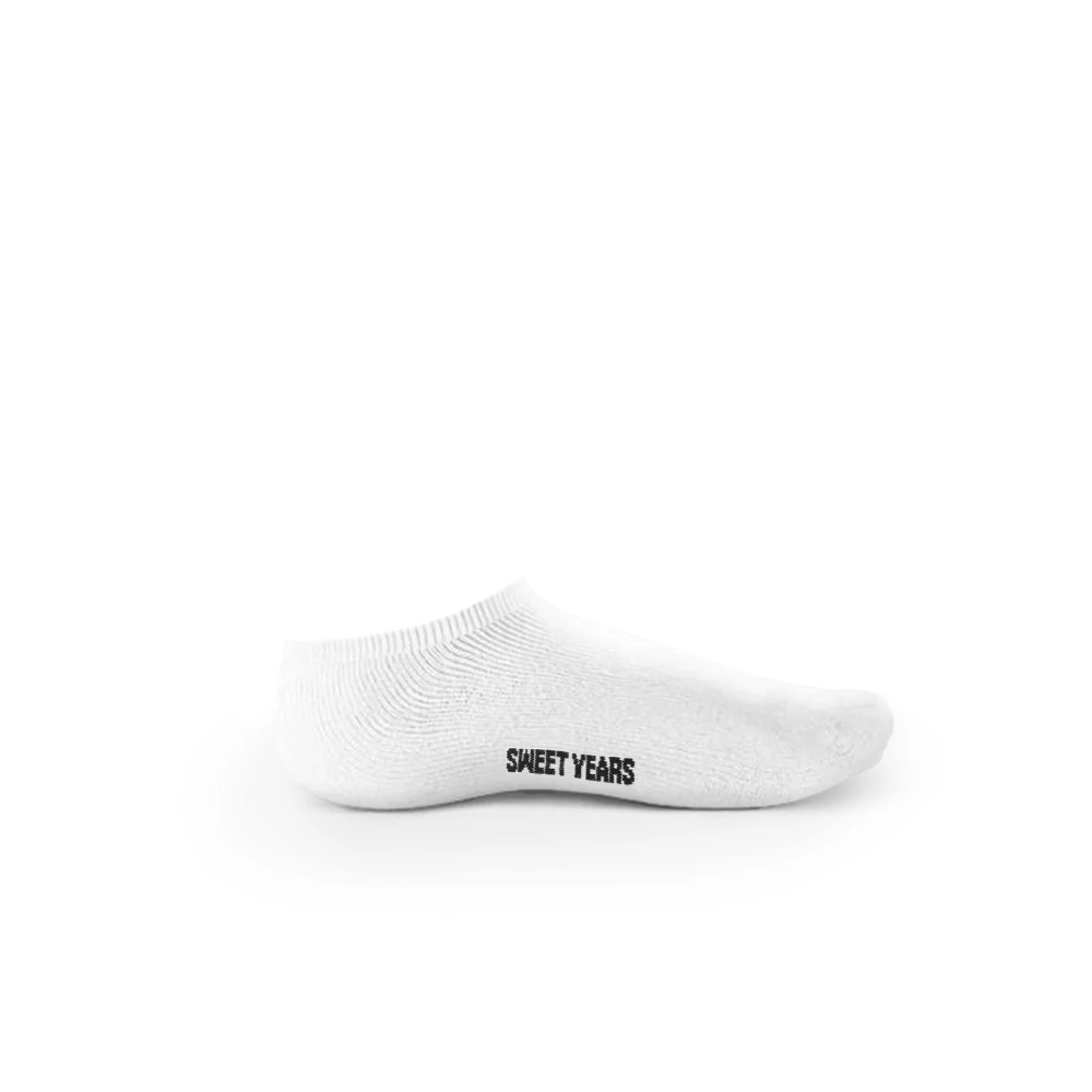 sy 2 biala skarpeta bok.jpg